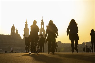 The spring-like temperatures attract many people to the open air, the Elbe meadows and the Elbe