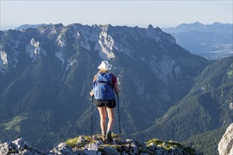 Mountaineer on a ridge path, traversing the Hackenköpfe, behind summit, Scheffauer, rocky mountains