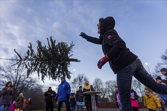 Unofficial world championships in Christmas tree throwing. The trees flew almost 130 times. The