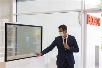 Minister of Economics Martin Dulig visited the newly built Bosch semiconductor factory in Dresden