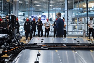 National woman's football team visits VW's Transparent Factory The German national woman's football