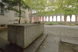 Tomb to Walther von der Vogelweide and cloister with archways, monument, memorial stone, memorial