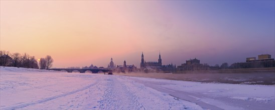 Dresden, morning fog over the Elbe. With temperatures as low as 20 degrees below zero, the Elbe