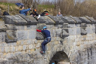 Fortress Königstein: boss climbs on top of work