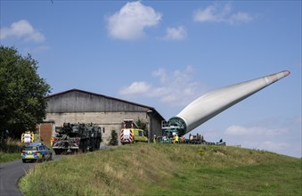 Transport of an 80m long rotor blade for a wind turbine in Saxony through Voigtsdorf