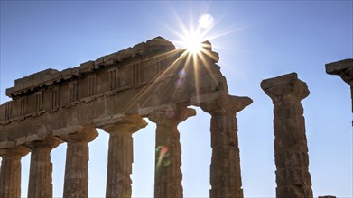 Column row, chapter, entablature, backlight shot, sun as star, sun over entablature, temple C,