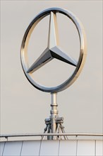 Merdedes star, Daimler, Mercedes-Benz branch, evening atmosphere, Stuttgart-Untertürkheim,