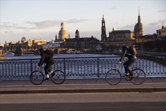 Cyclists on the Marienbrücke in the evening light