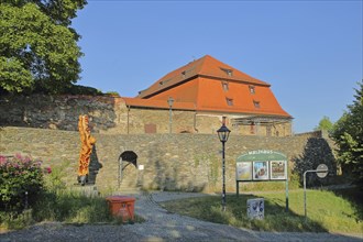 Historic Malt House with sculpture (M) eine Antwort by Thomas Thiele 1996, city fortification, wood