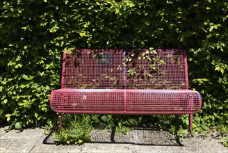 Red benches in the spa gardens, Bad Füssing, Lower Bavaria, Bavaria, Germany, Europe