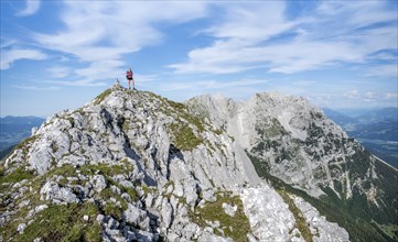 Mountaineer on a ridge path, traversing the Hackenköpfe, behind summit, Scheffauer, rocky mountains