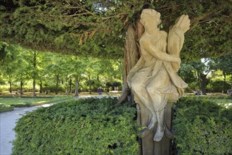 Sculpture under a shrub in the courtyard garden, palace garden, palace, Würzburg, residence,