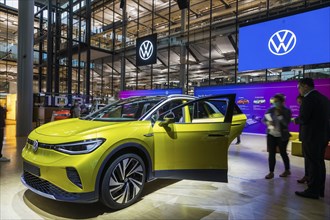 World premiere of the purely electrically driven SUV ID.4. This marks VW's entry into the world's