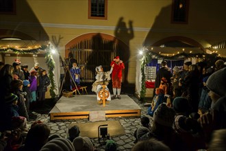 Christmas market at Weesenstein Castle, performance by the travelling theatre Schwalbe