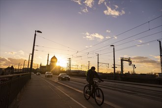 Cyclists on the Marienbrücke in the evening light