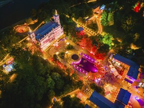 Around the three illuminated Elbe castles in Dresden, more than 6000 visitors celebrated a balmy