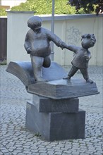 Sculpture Father and Son by Erik Seidel 1995, book, in, on, open, open, figures, two, bronze,