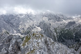 Summit cross of the Waxenstein, Wetterstein Mountains at the back, Garmisch-Patenkirchen, Bavaria,