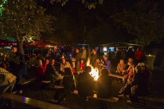 Grand finale of the travelling theatre festival on the Elbe meadows