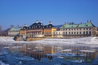 Ice drift on the Elbe in Dresden Pillnitz