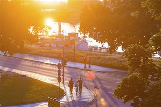 Cyclists on the Elbe cycle path in the light of the setting sun