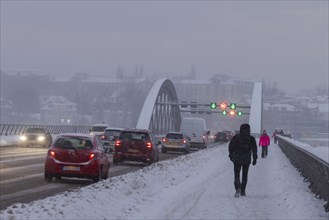 Winter rush hour on the Waldschlösschen Bridge