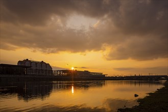 Neustädter Elbufer in the evening, view over the Elbe, to the Kongrsszentrum and the Yenidze