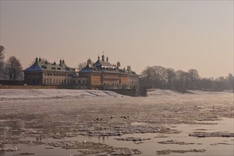 Ice drift on the Elbe in Dresden Pillnitz