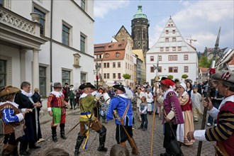 Pirna the members of the association Der Retter playfully re-enact the invasion of the Swedes in