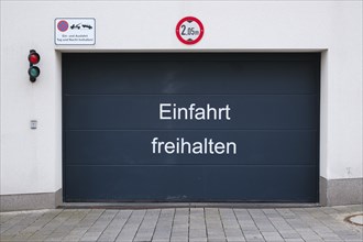 Garage door with lettering, keep driveway clear, North Rhine-Westphalia, Germany, Europe