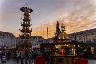 The 588th Dresden Striezelmarkt has reopened after a Corona-related break