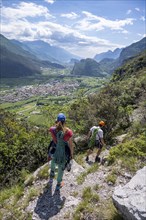 Climbers descending, multi-pitch climbing, Via la Bellezza della Venere, Garda Mountains, Arco,