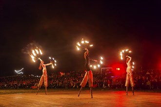 Grand finale of the travelling theatre festival on the Elbe meadows