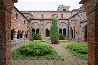 Cloister, Abbey, Abbazia Santa Maria di Vezzolano, Albugnano, Province of Asti, Monferrato,