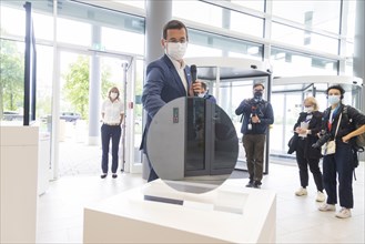 Minister of Economics Martin Dulig visited the newly built Bosch semiconductor factory in Dresden