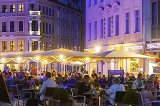 Outdoor gastronomy on Dresden's Neumarkt at the Church of Our Lady, thanks to the current Corona