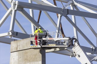 Assembly of the 105-metre-long light ring girder above the north stand of the Heinz Steyer Stadium