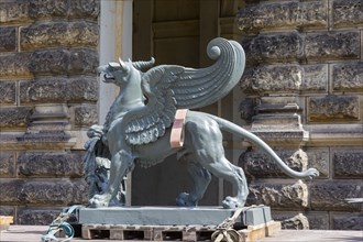 Jewellery sculptures again at the Semper Opera House