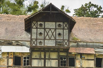 The Koenneritz barn, built in 1853, in ruinous condition after a fire in 2000. The former LPG