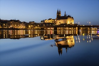 The Elbe in Meissen is slightly high water after the snow has melted, the Burgberg is reflected in