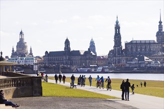 The sunshine attracts many Dresdeners outdoors. Everyone hopes for a relaxation of the Crona