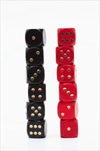 Symbol photo, two stacks of six black and red dice sorted by ascending and descending value