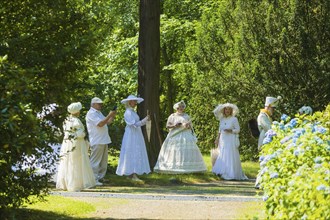 Picnic in white in the castle park of the baroque castle of Rammenau. On the idyllic meadow