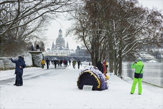 The art object Erwin 21 attracts many walkers along the banks of the Elbe