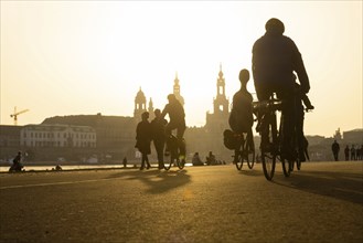 The spring-like temperatures attract many people to the open air, the Elbe meadows and the Elbe