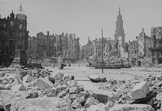 Destroyed Neumarkt with the Luter monument and the view to the Kreuzkirche. Date of photograph