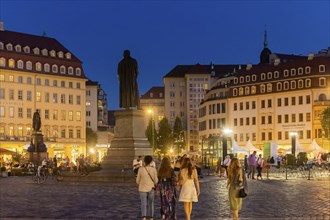 Outdoor gastronomy on Dresden's Neumarkt at the Church of Our Lady, thanks to the current Corona