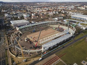 Assembly of the 105-metre-long light ring girder above the north stand of the Heinz Steyer Stadium