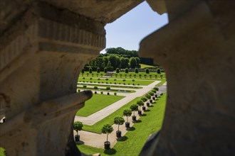 The Grosssedlitz Baroque Garden with the Friedrichschlösschen is situated on a hill on the left