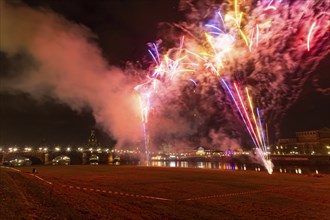 World record attempt on 26 November. At 7.30 pm sharp, the largest single pyrotechnic battery was